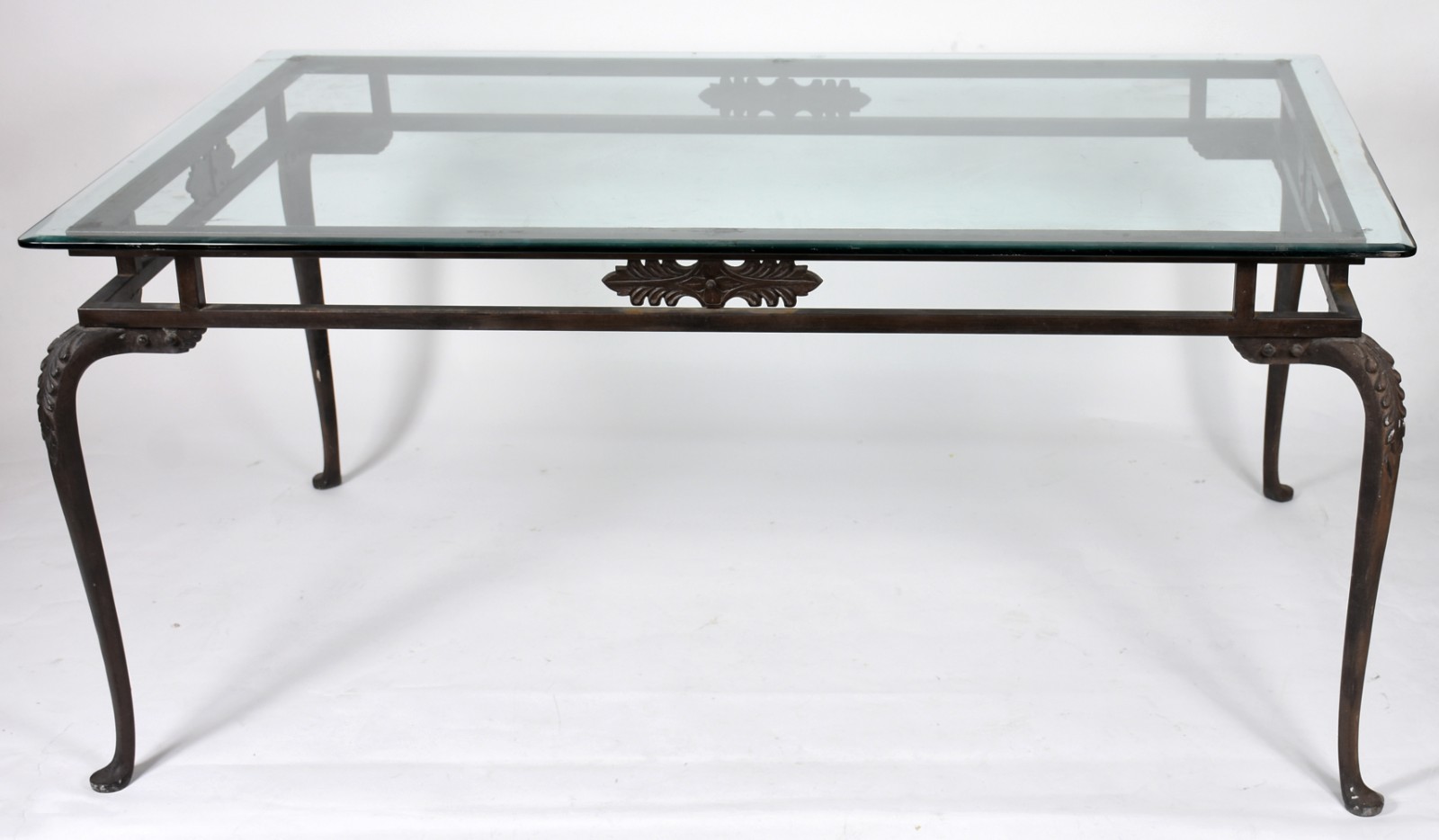 Mesa com base de metal, pernas ligeiramente arqueadas, tampo de vidro. - foto 2 de 4
