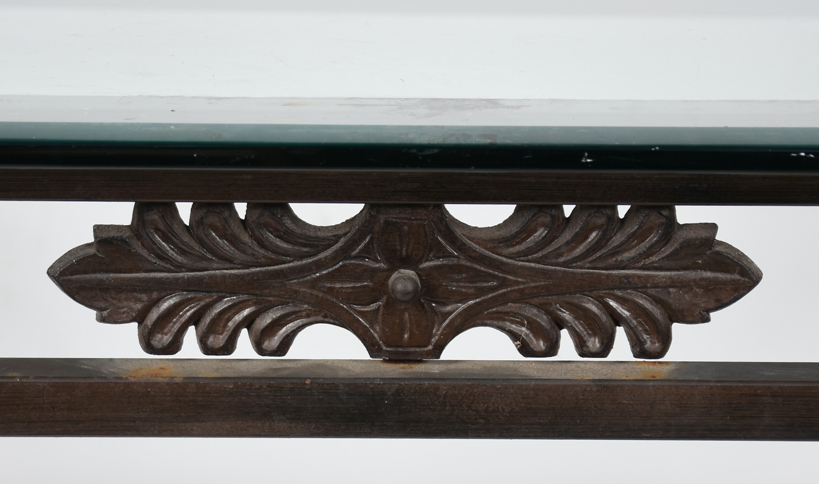 Mesa com base de metal, pernas ligeiramente arqueadas, tampo de vidro. - foto 3 de 4
