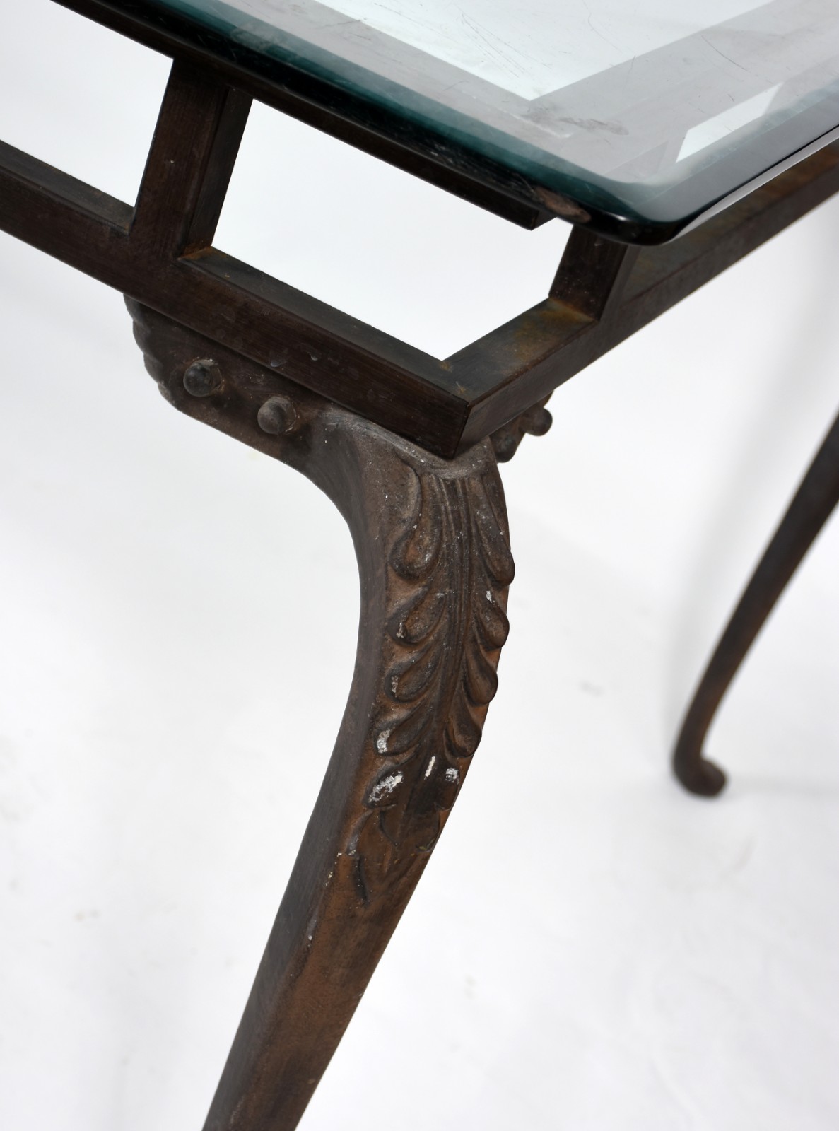 Mesa com base de metal, pernas ligeiramente arqueadas, tampo de vidro. - foto 4 de 4
