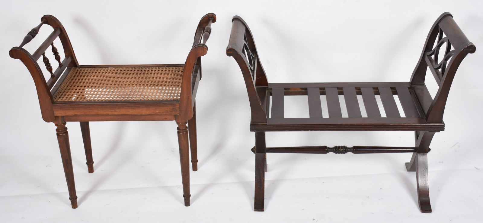 Duas banquetas, sendo uma estofada e outra ripada de madeira nobre... - foto 1 de 7