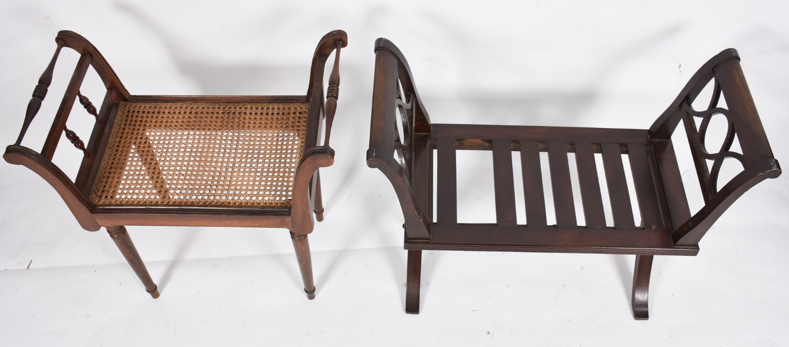 Duas banquetas, sendo uma estofada e outra ripada de madeira nobre... - foto 2 de 7