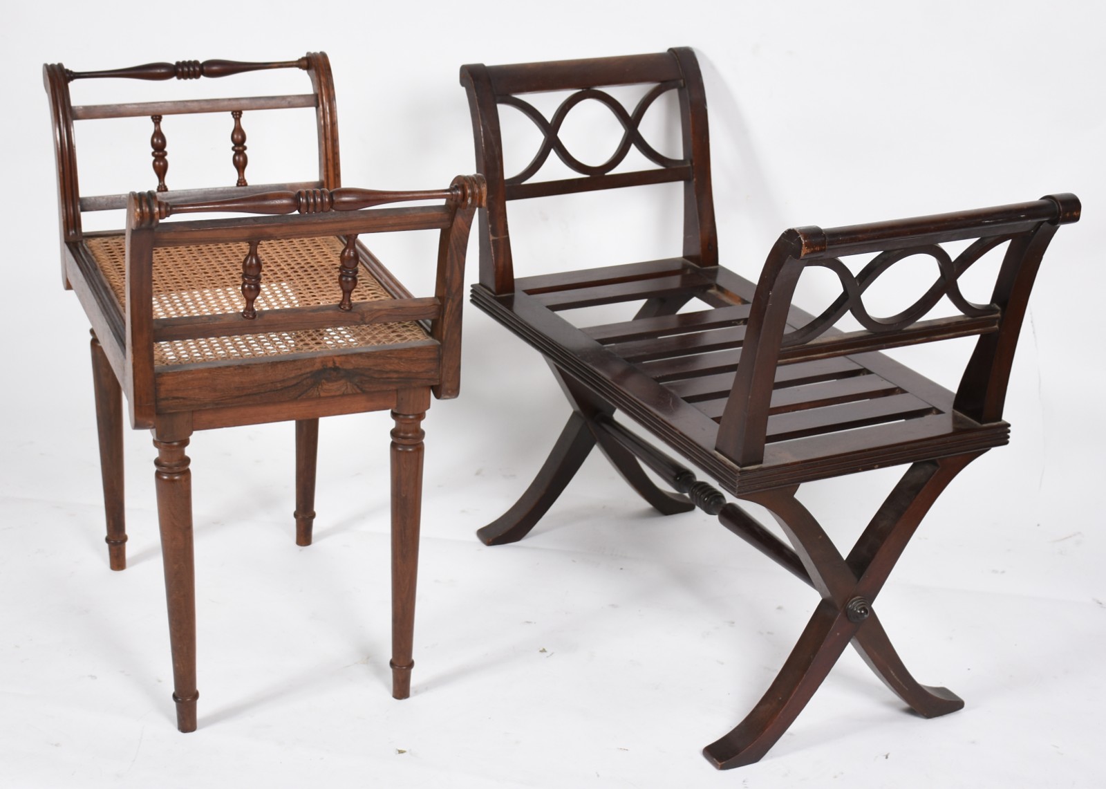 Duas banquetas, sendo uma estofada e outra ripada de madeira nobre... - foto 3 de 7