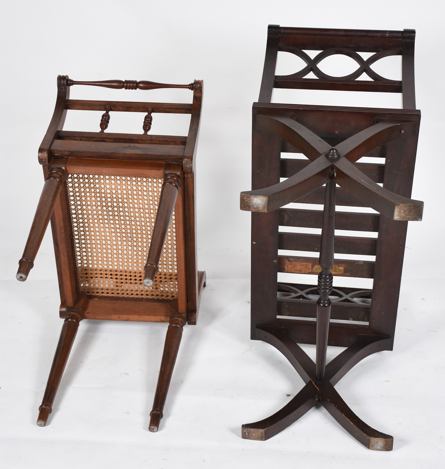 Duas banquetas, sendo uma estofada e outra ripada de madeira nobre... - foto 4 de 7