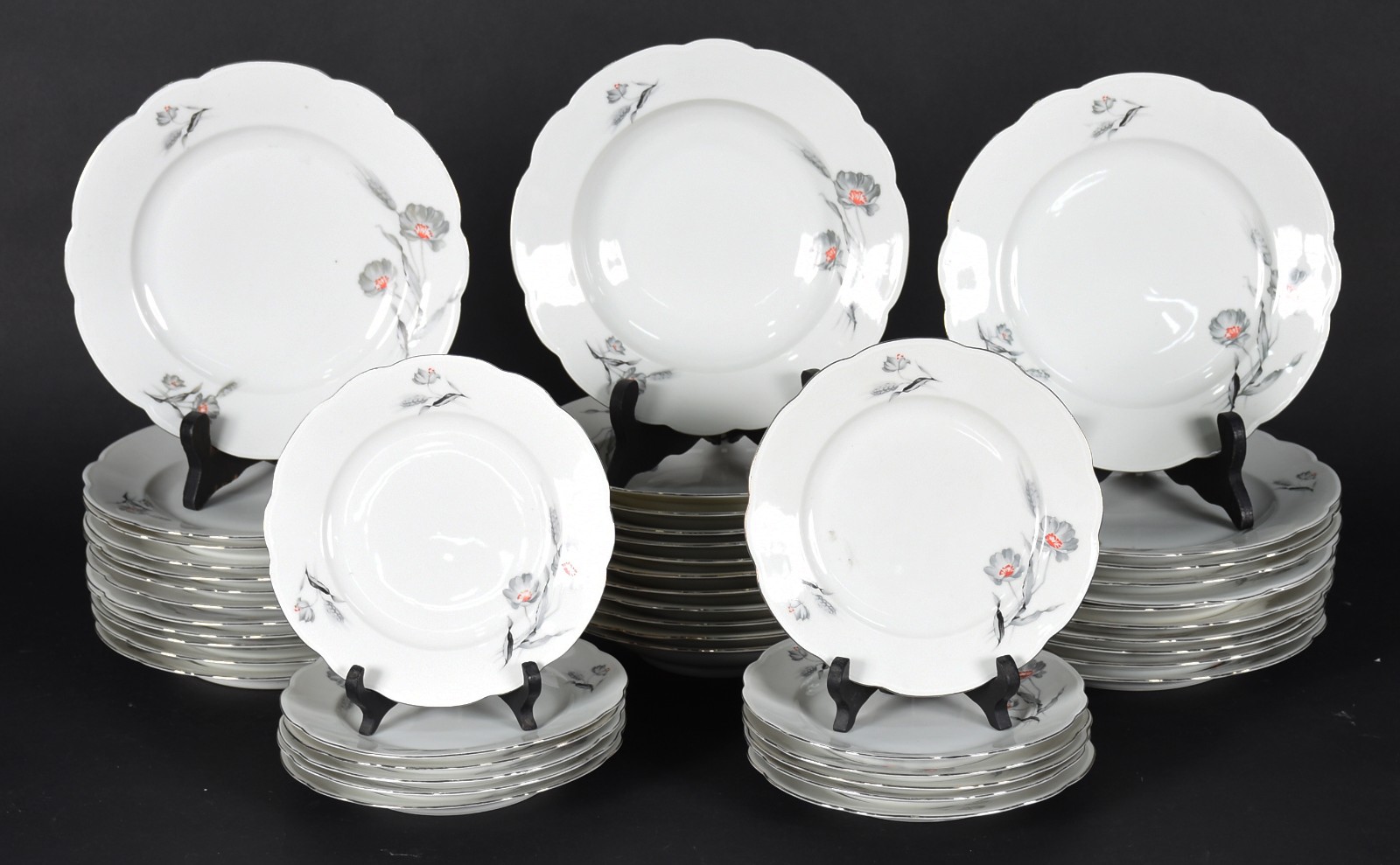 Aparelho de jantar de porcelana tcheca decorada com flores em cinza e... - foto 3 de 5