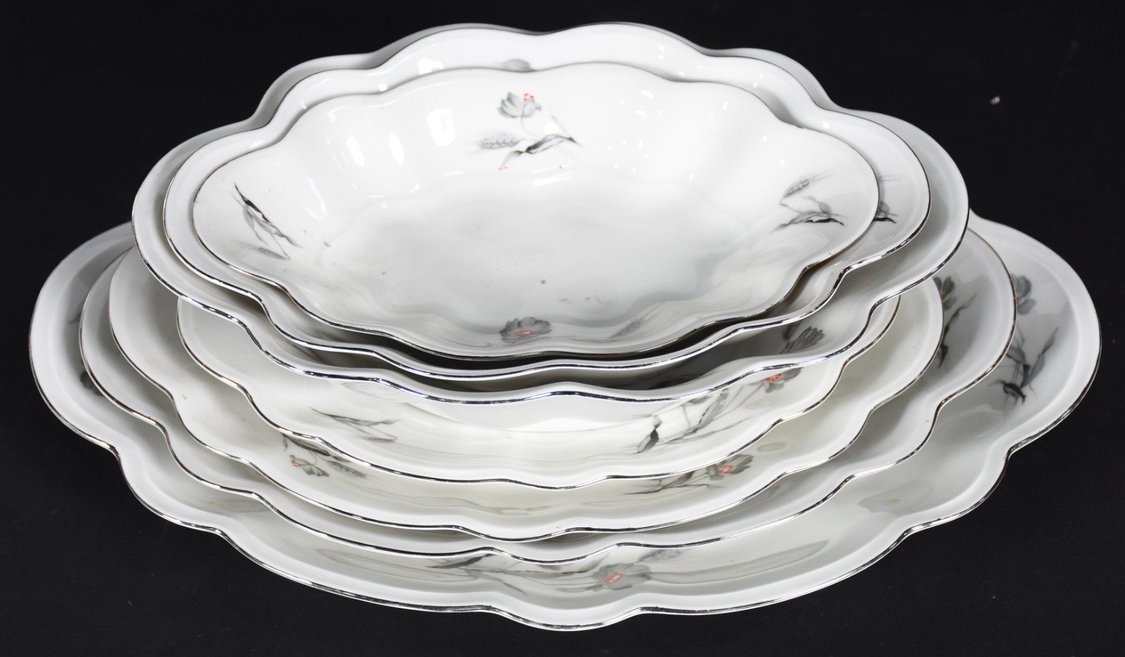 Aparelho de jantar de porcelana tcheca decorada com flores em cinza e... - foto 4 de 5