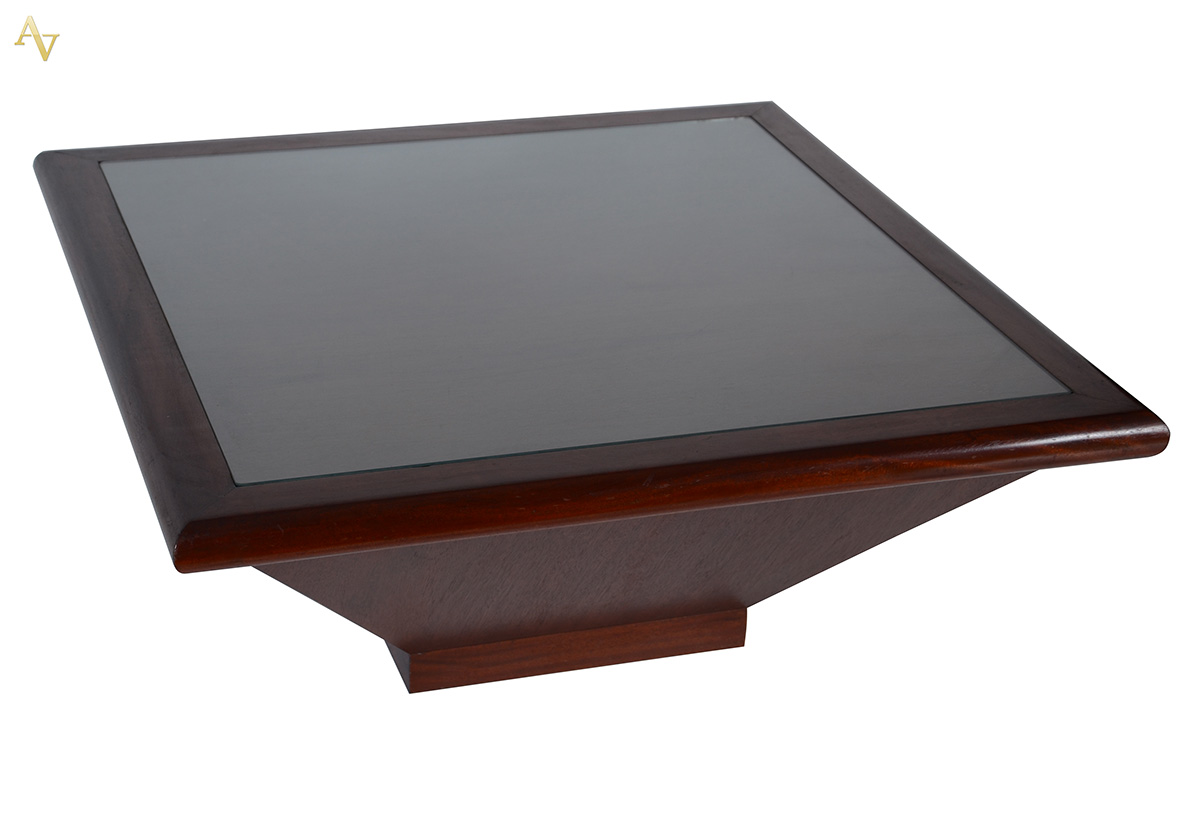 Mesa de centro de madeira nobre, medindo 97 x 97 altura 40 cm.