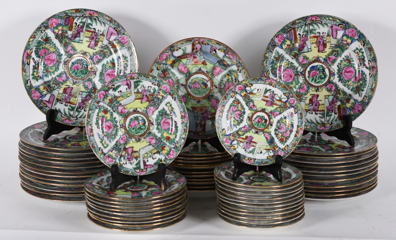 Aparelho de jantar de porcelana oriental composto de 24 pratos rasos... - foto 2 de 7