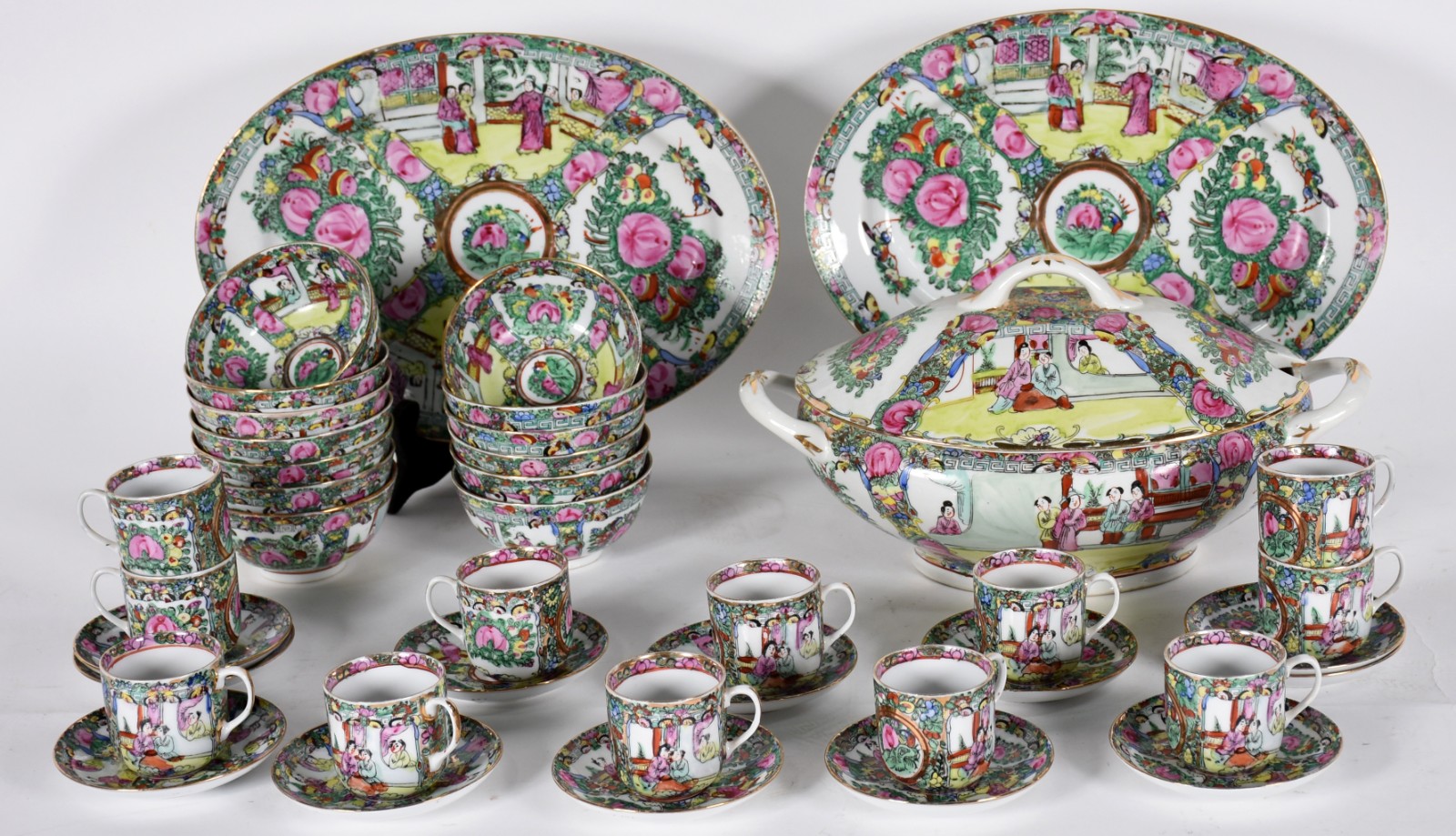 Aparelho de jantar de porcelana oriental composto de 24 pratos rasos... - foto 3 de 7