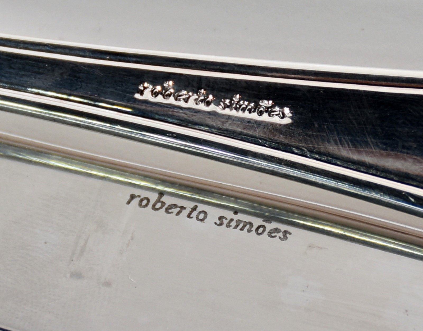 Faqueiro de metal prateado Roberto Simões, completo para 12 pessoas... - foto 5 de 5