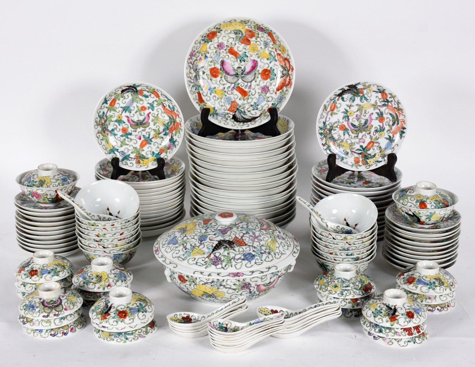 Serviço de porcelana chinesa decorada com borboletas e flores em... - foto 1 de 8