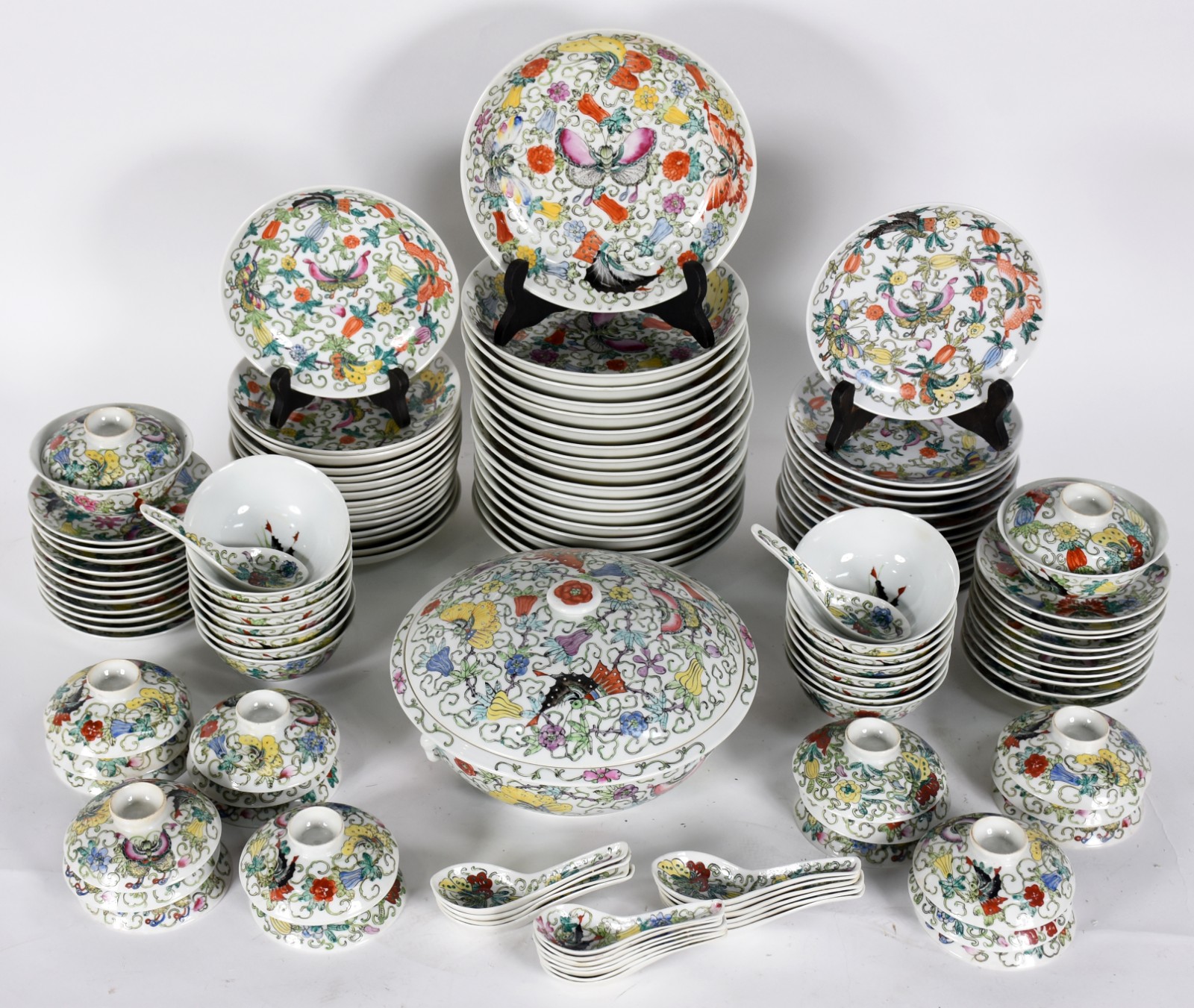 Serviço de porcelana chinesa decorada com borboletas e flores em... - foto 2 de 8
