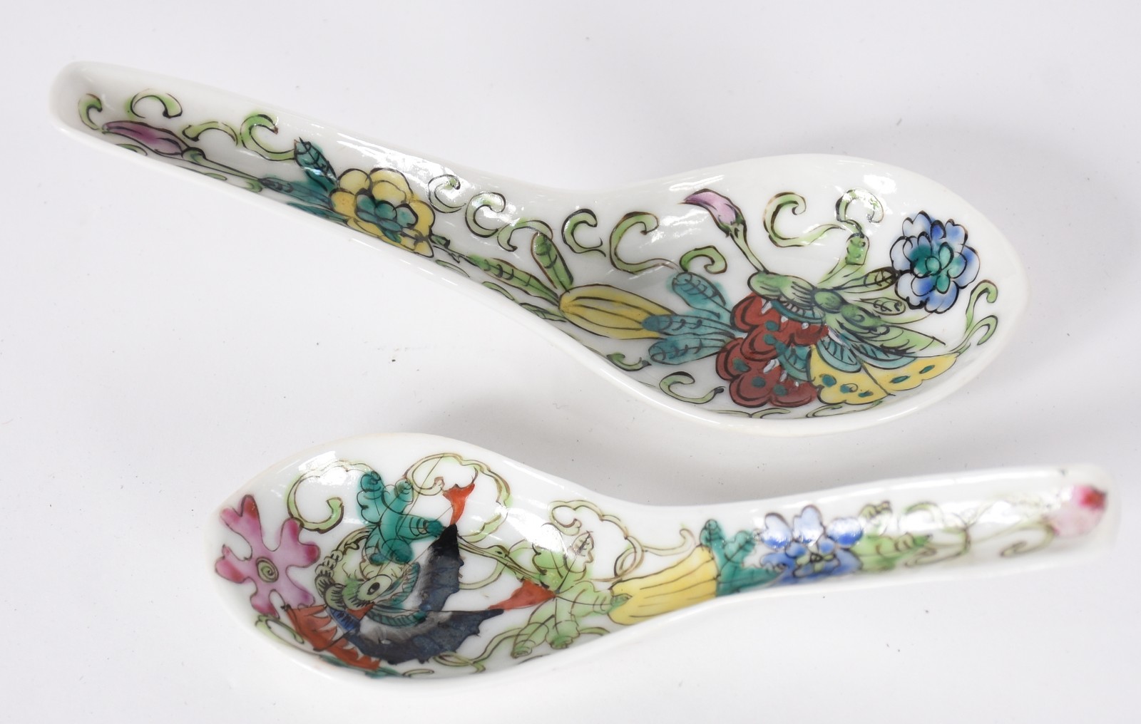 Serviço de porcelana chinesa decorada com borboletas e flores em... - foto 6 de 8