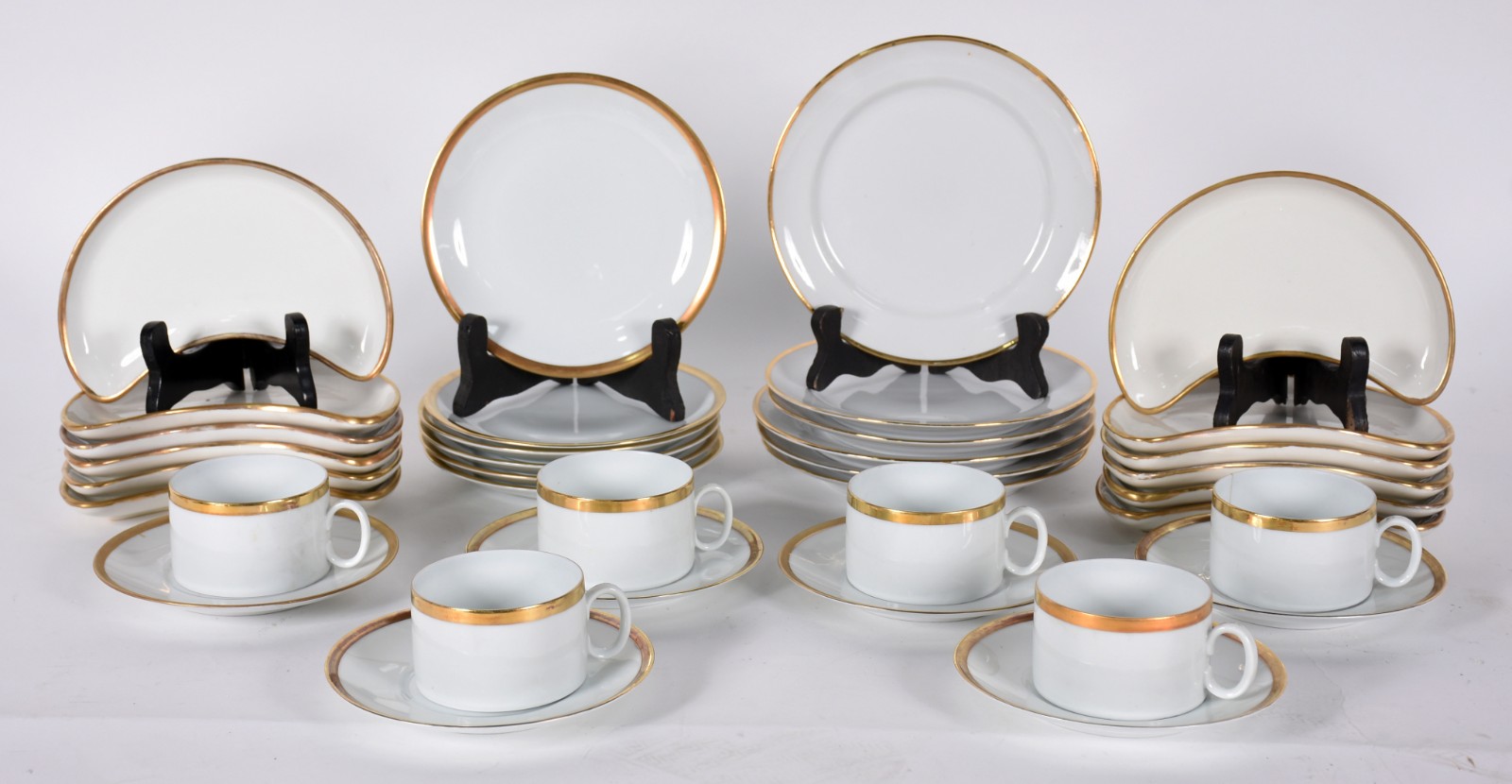 Diversas peças de porcelana sendo 6 xícaras para chá com pires (2 com... - foto 1 de 9