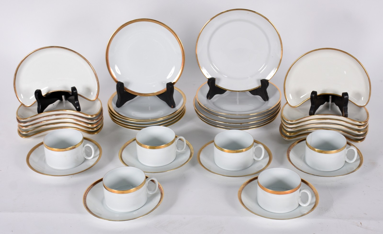 Diversas peças de porcelana sendo 6 xícaras para chá com pires (2 com... - foto 2 de 9