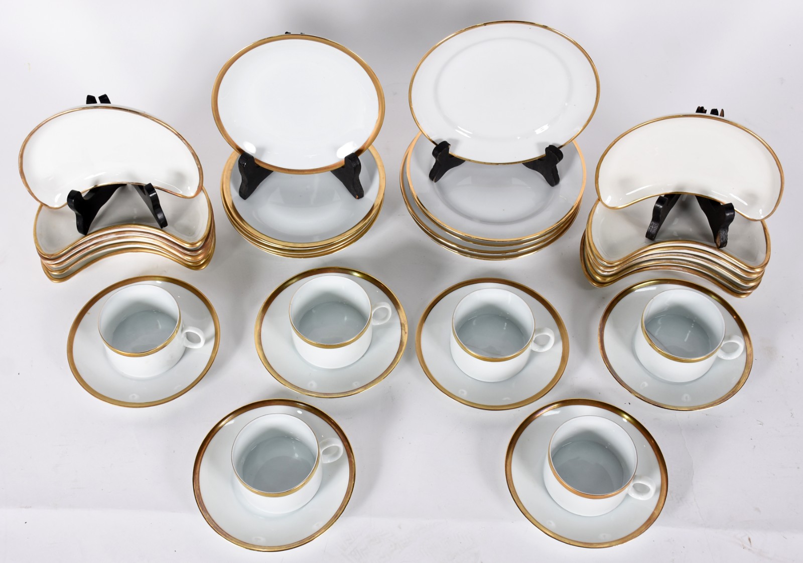 Diversas peças de porcelana sendo 6 xícaras para chá com pires (2 com... - foto 3 de 9