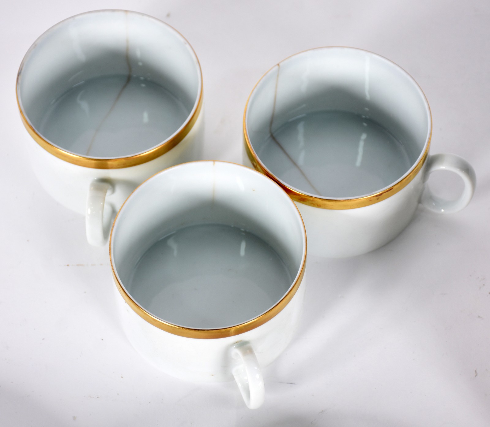 Diversas peças de porcelana sendo 6 xícaras para chá com pires (2 com... - foto 5 de 9