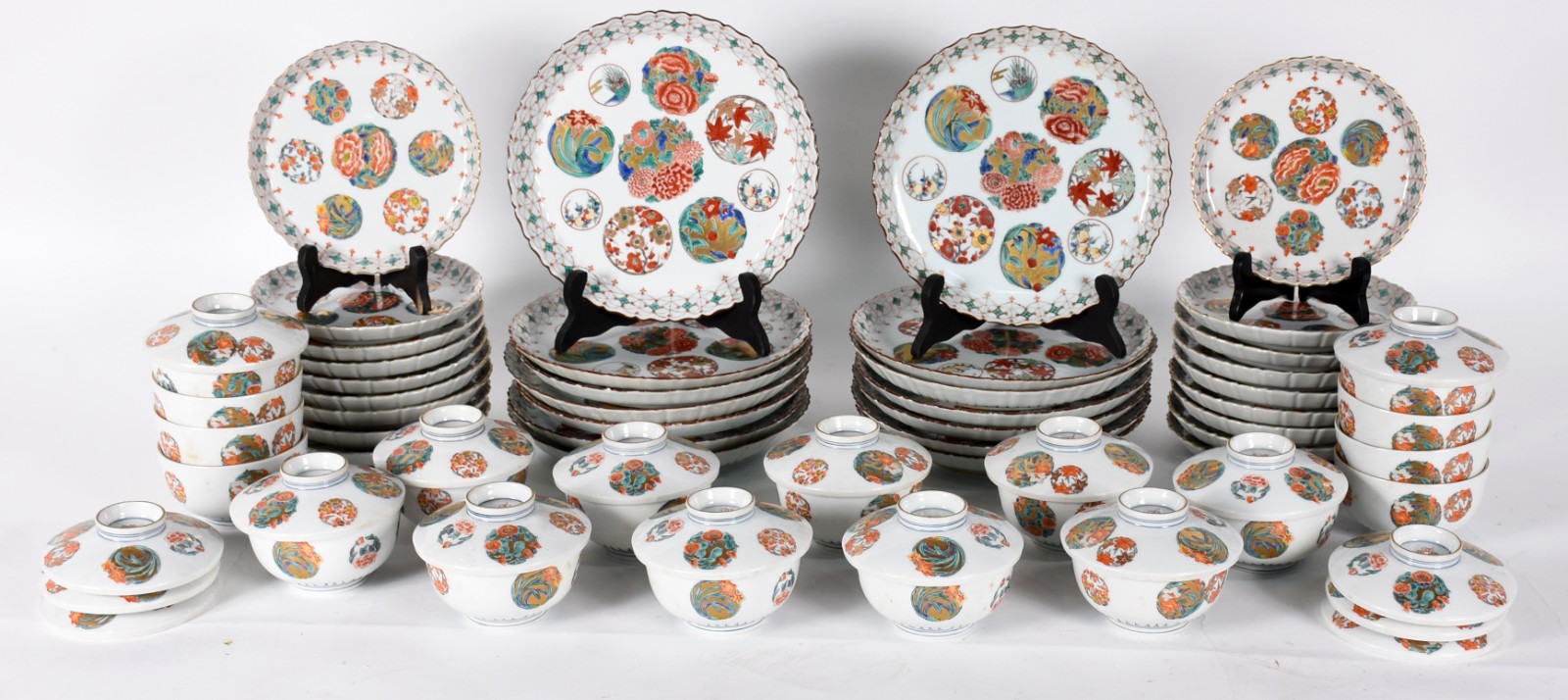 Serviço de porcelana oriental, decoração com medalhões florais em... - foto 1 de 7
