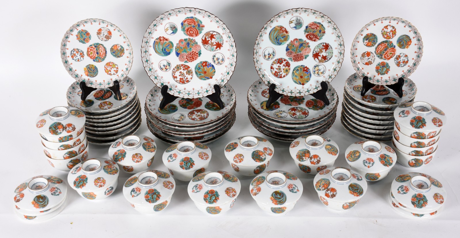 Serviço de porcelana oriental, decoração com medalhões florais em... - foto 2 de 7