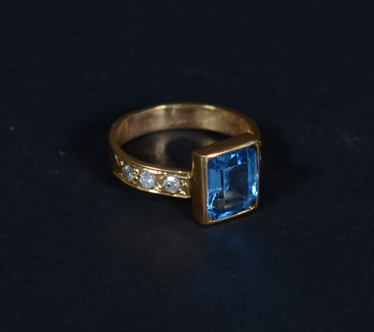 Anel de ouro 18 k com água marinha e 6 brilhantes, peso 3,2 g. - foto 1 de 2