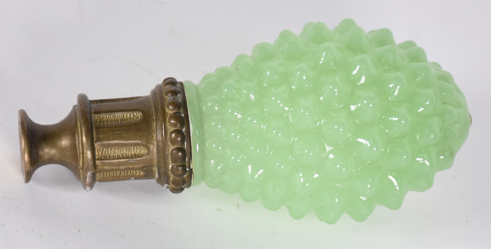 Pinha verde de opalina e base de bronze. - foto 1 de 4