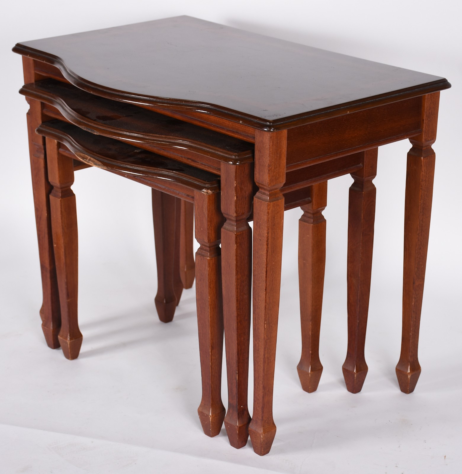 Mesa ninho de madeira nobre com 3 peças encaixadas. - foto 1 de 5
