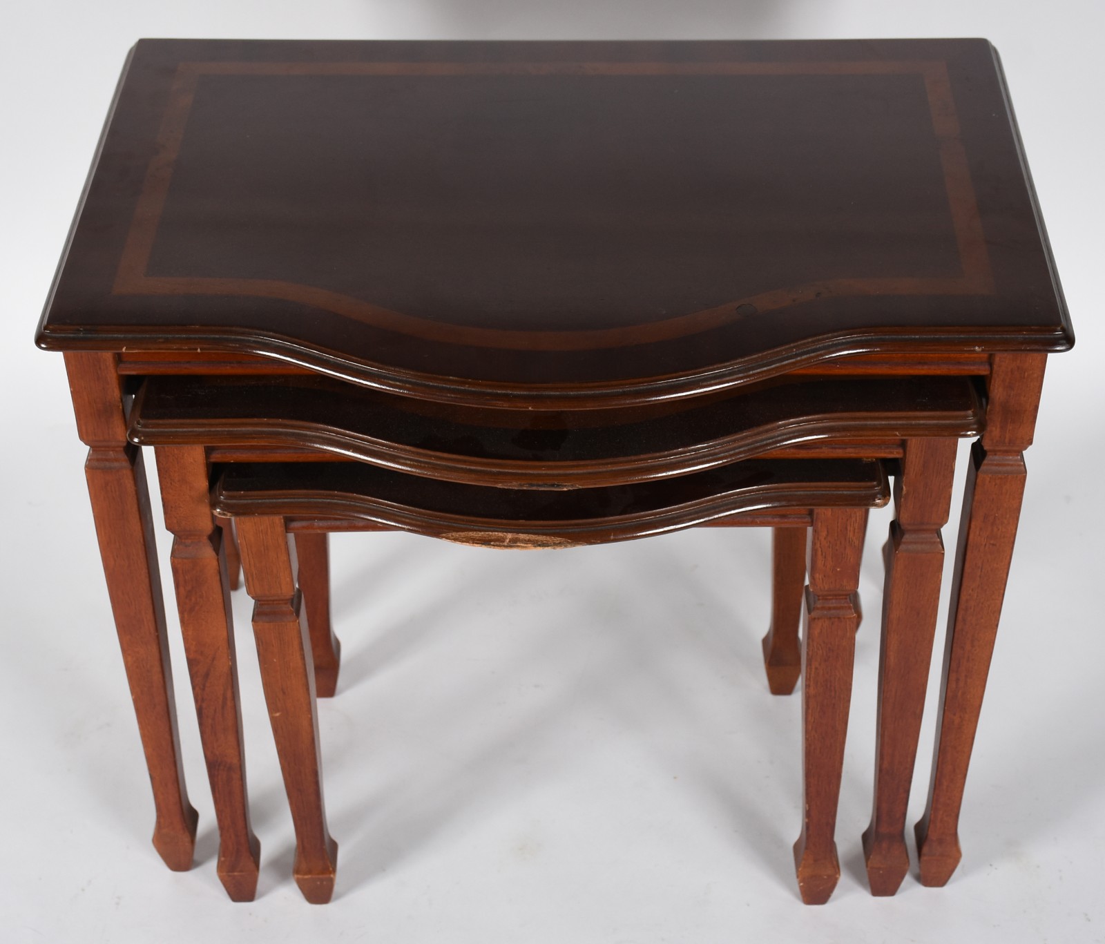 Mesa ninho de madeira nobre com 3 peças encaixadas. - foto 2 de 5