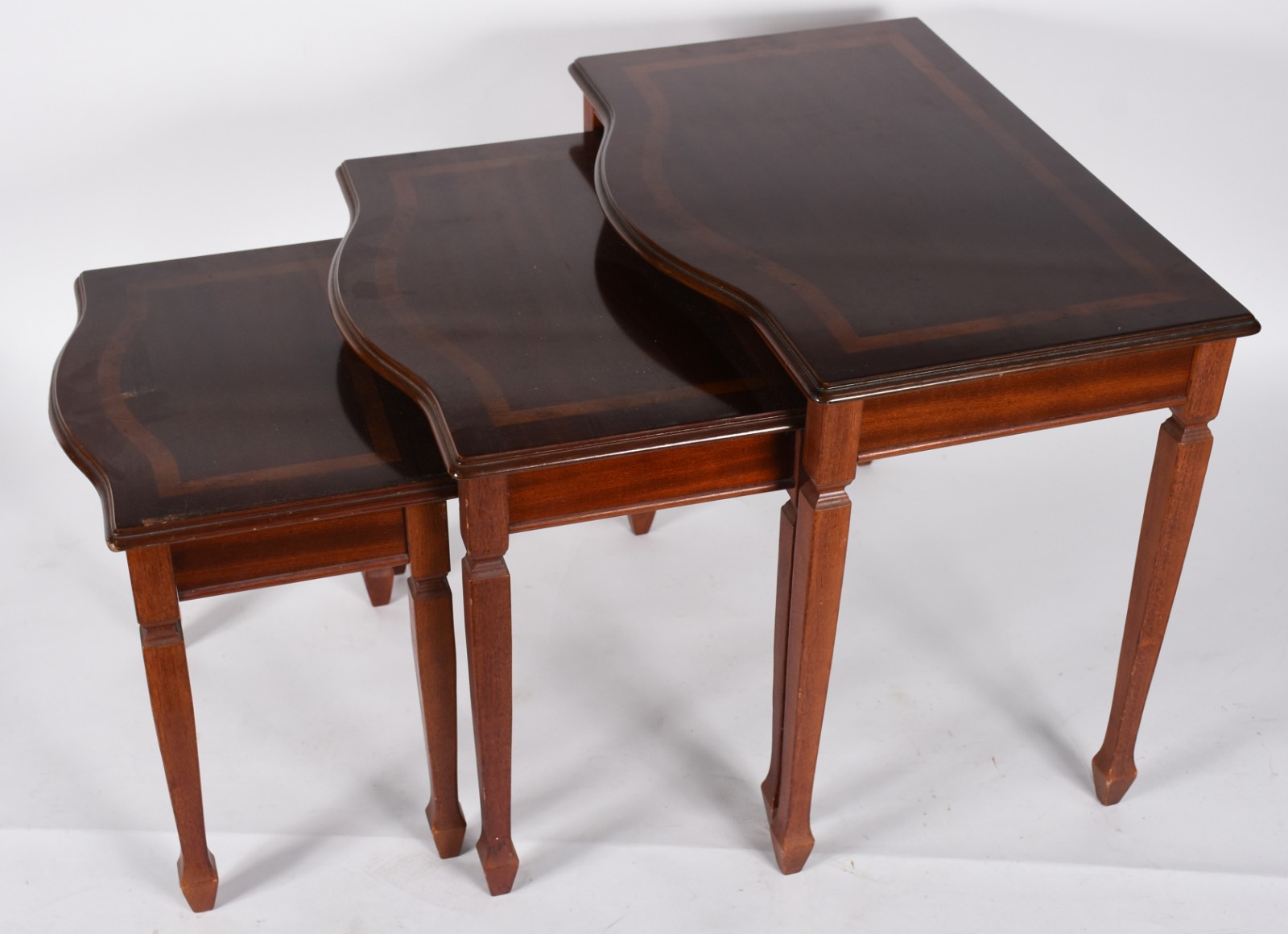 Mesa ninho de madeira nobre com 3 peças encaixadas. - foto 4 de 5