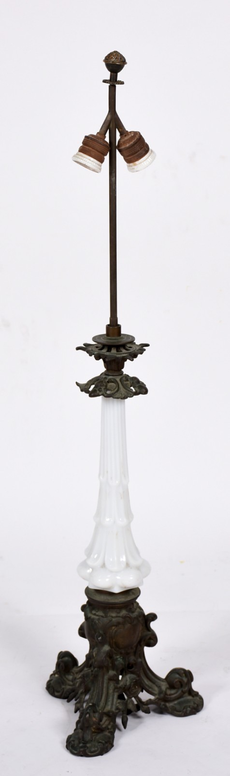 Abatjour de vidro opalinado branco e base de bronze trabalhado com... - foto 2 de 3