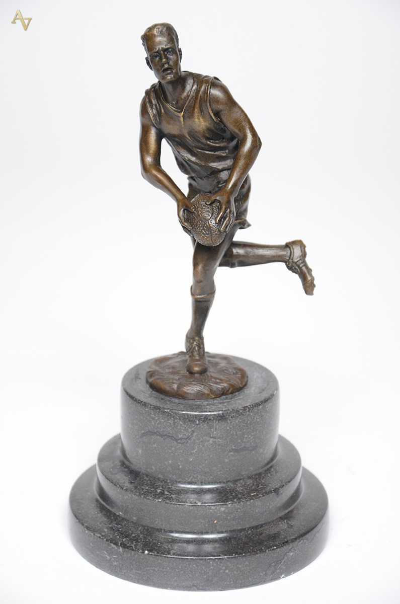 Escultura de bronze representando jogador de Rugby. Altura total 25,5... - foto 1 de 2