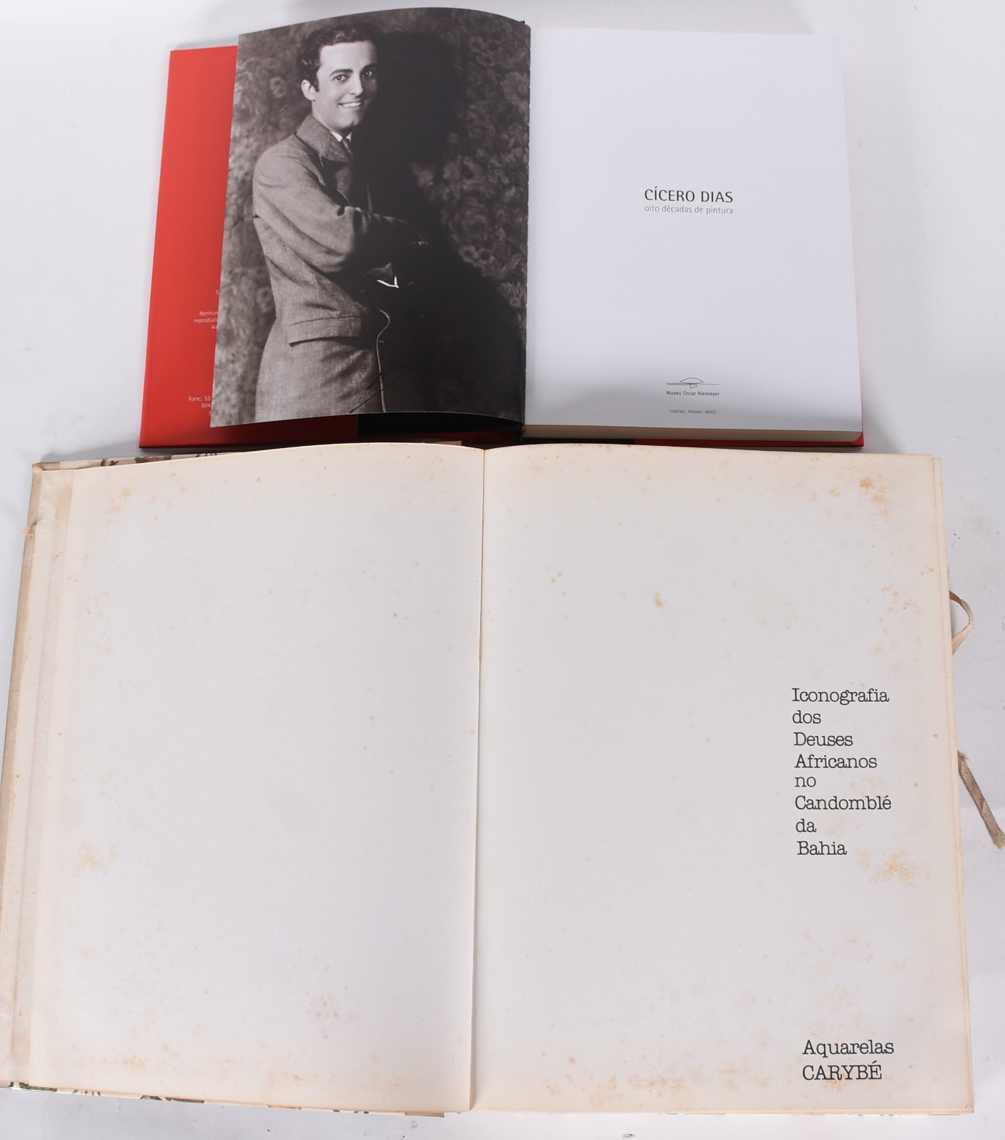 Dois livros: A) Carybé -Iconografia Deuses Africanos no candomblé da... - foto 2 de 6