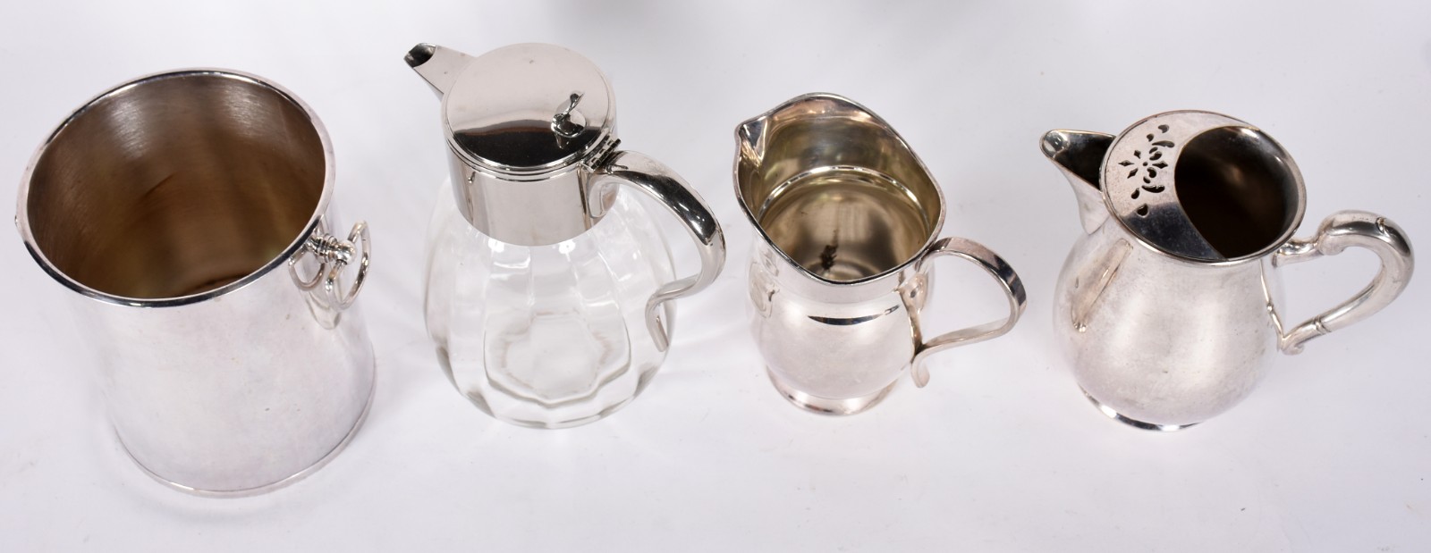 Quatro peças diversas de metal, sendo wine cooler e 3 jarras, uma... - foto 2 de 7