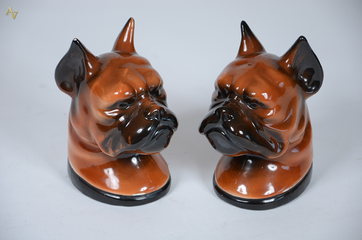 Par de serre livres de porcelana representando cachorros, altura 15...