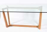 Mesa de jantar com tampo de vidro e base de mad... - Mesa de jantar com tampo de vidro e base de madeira.