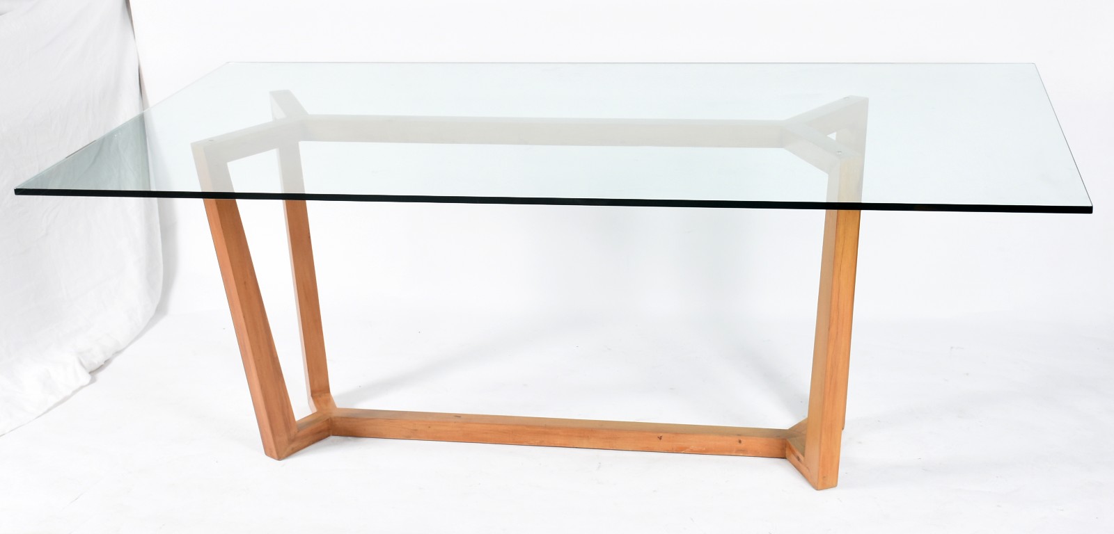 Mesa de jantar com tampo de vidro e base de madeira. - foto 1 de 2
