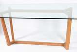 Mesa de jantar com tampo de vidro e base de mad... - Mesa de jantar com tampo de vidro e base de madeira.