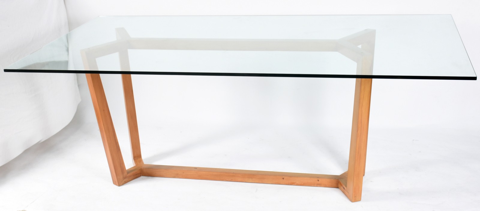Mesa de jantar com tampo de vidro e base de madeira. - foto 2 de 2