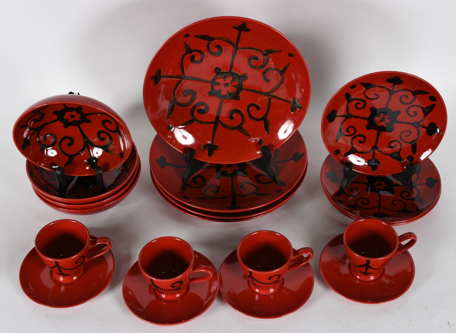 Diversas peças sendo 4 pratos rasos, 4 bowls, 4 xícaras com pires e 4... - foto 2 de 5