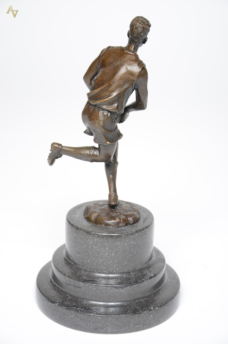 Escultura de bronze representando jogador de Rugby. Altura total 25,5... - foto 2 de 2