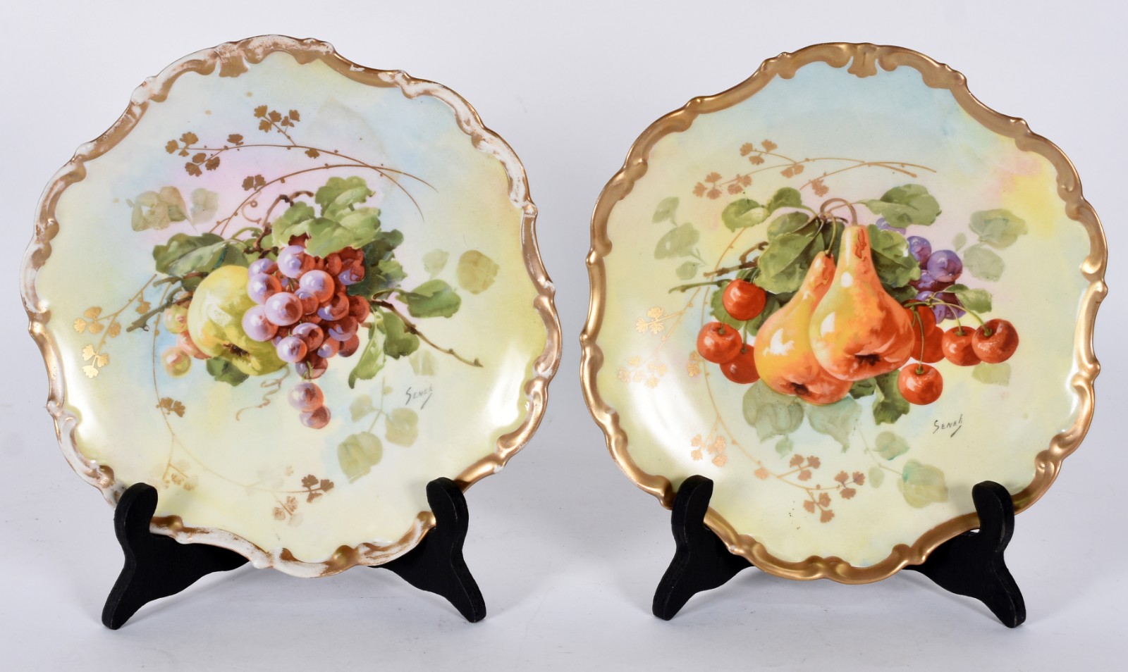 Par de pratos de porcelana francesa de Limoges com frutas em... - foto 1 de 5