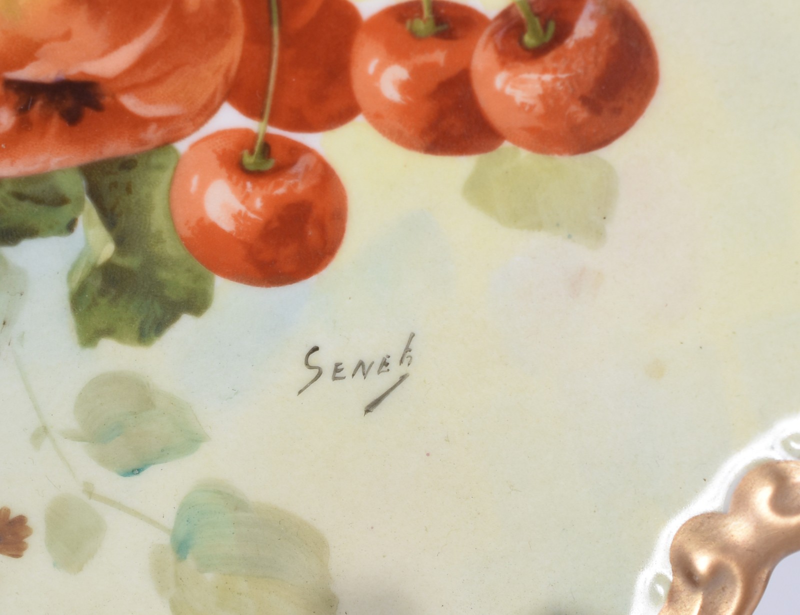 Par de pratos de porcelana francesa de Limoges com frutas em... - foto 2 de 5