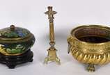 Três peças diversas sendo cachepot dourado, cac... - Três peças diversas sendo cachepot dourado, cachepot  de cloisonné e castical sacro.