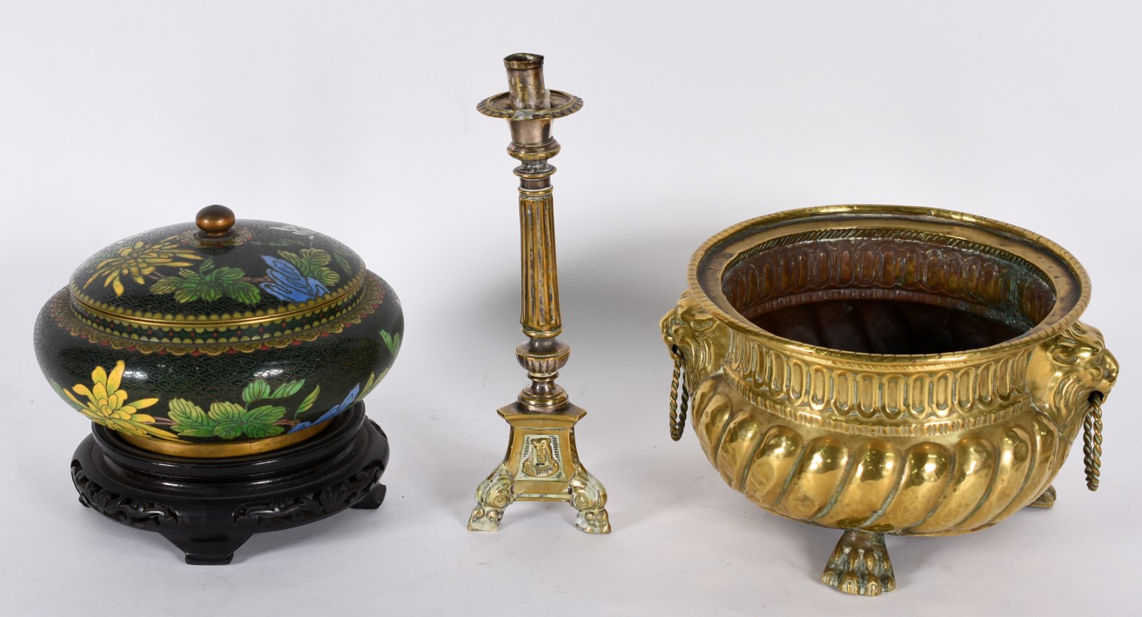Três peças diversas sendo cachepot dourado, cachepot de cloisonné e... - foto 1 de 6