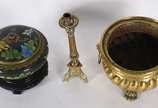 Três peças diversas sendo cachepot dourado, cac... - Três peças diversas sendo cachepot dourado, cachepot  de cloisonné e castical sacro.