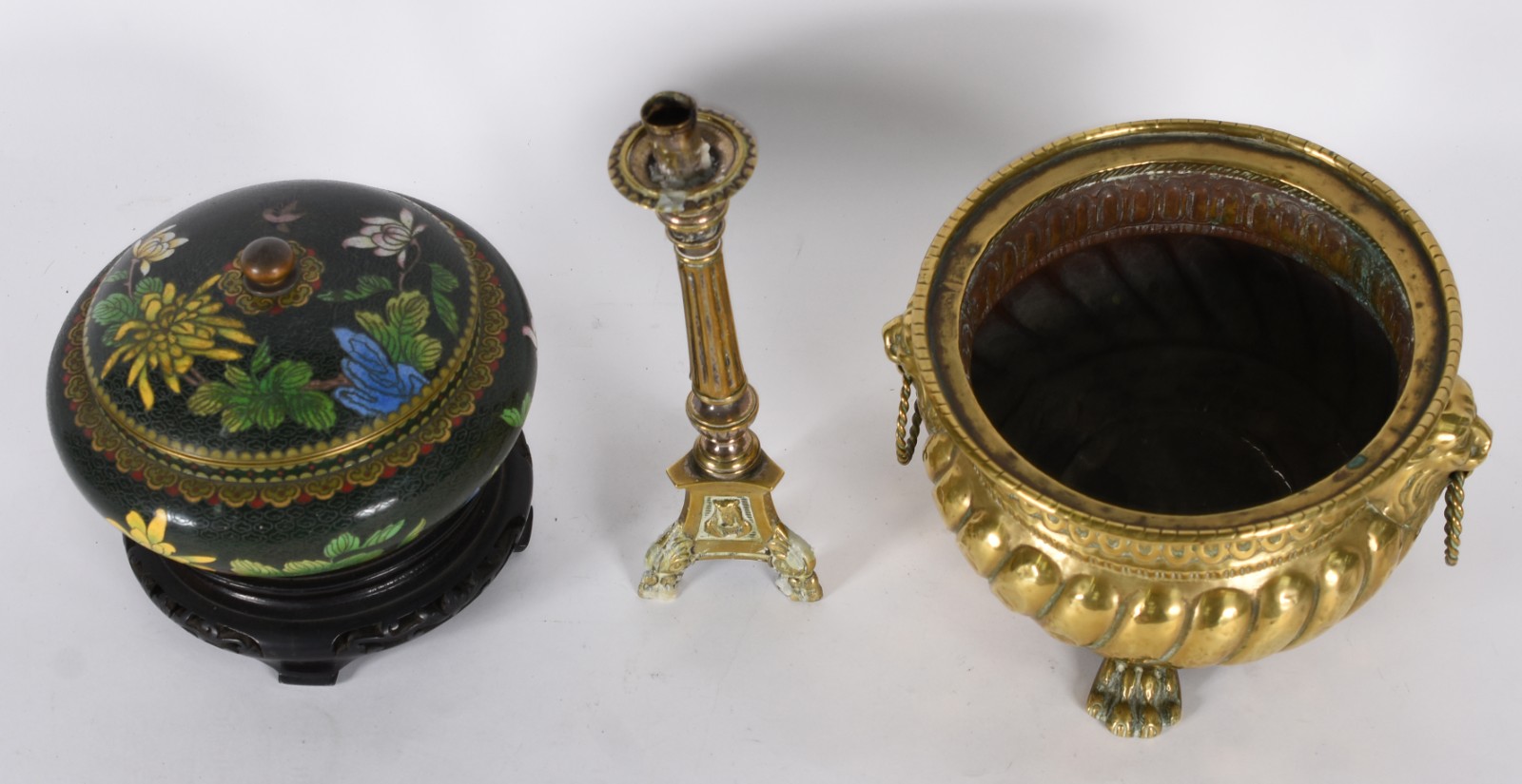 Três peças diversas sendo cachepot dourado, cachepot de cloisonné e... - foto 2 de 6