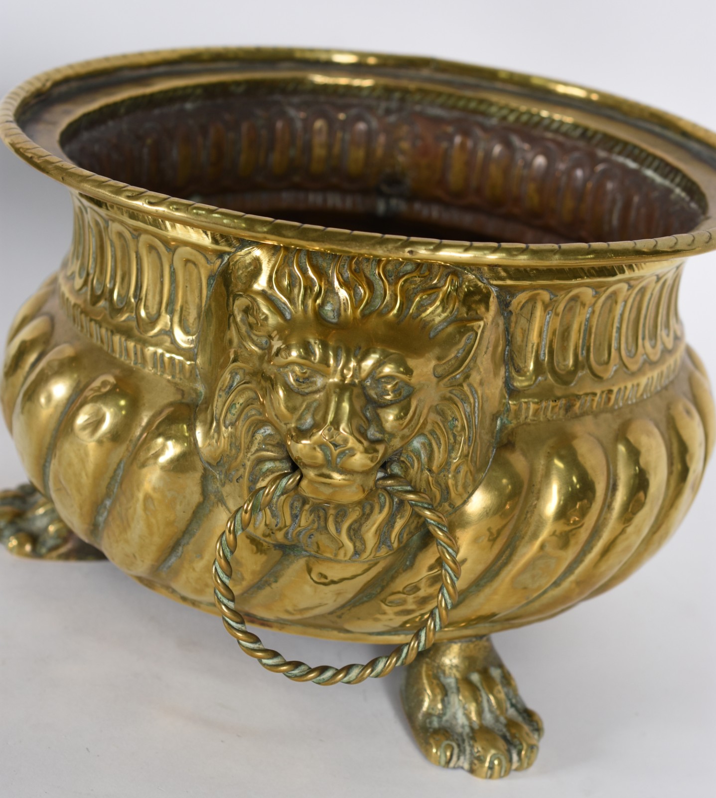 Três peças diversas sendo cachepot dourado, cachepot de cloisonné e... - foto 3 de 6