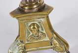 Três peças diversas sendo cachepot dourado, cac... - Três peças diversas sendo cachepot dourado, cachepot  de cloisonné e castical sacro.
