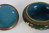 Três peças diversas sendo cachepot dourado, cac... - Três peças diversas sendo cachepot dourado, cachepot  de cloisonné e castical sacro.