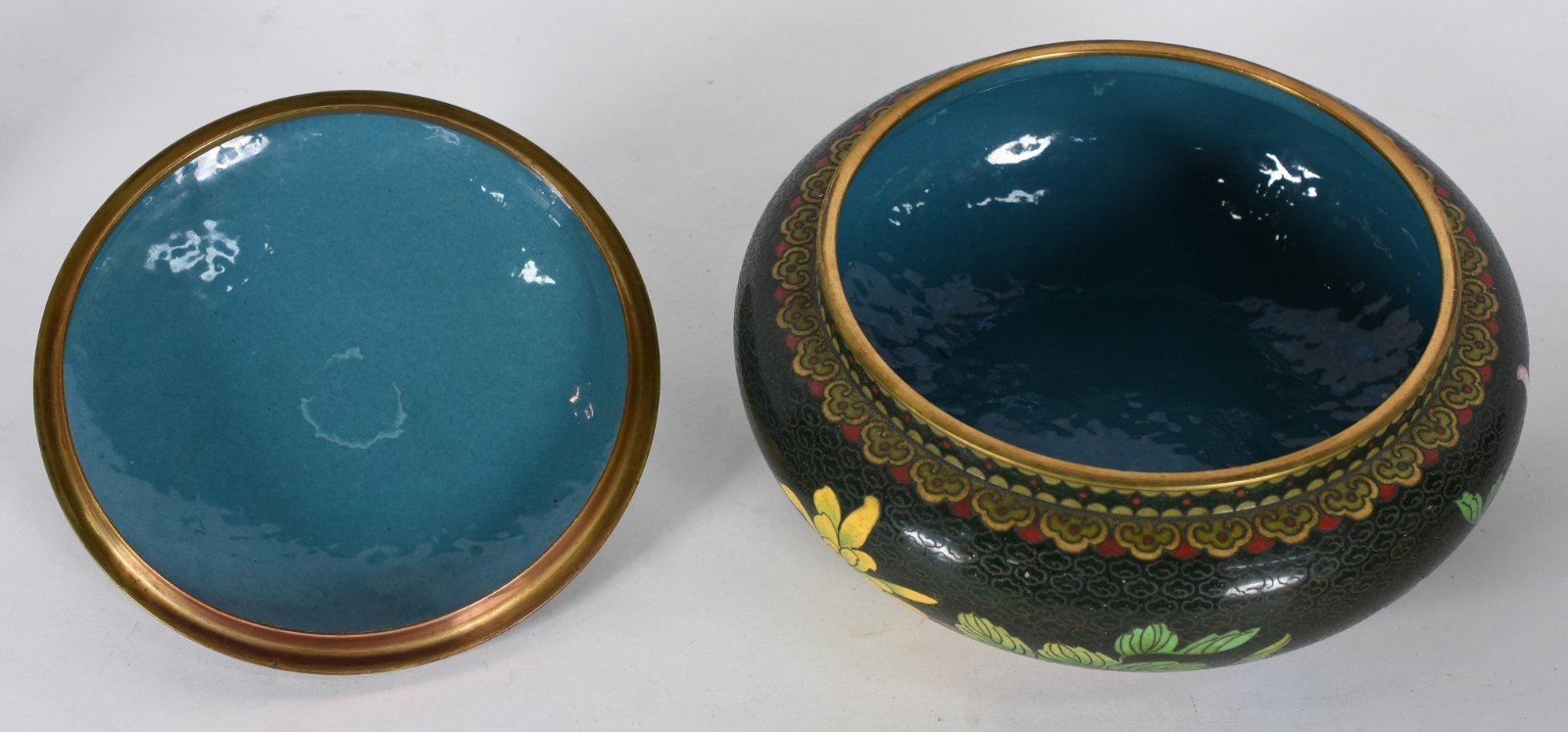 Três peças diversas sendo cachepot dourado, cachepot de cloisonné e... - foto 5 de 6