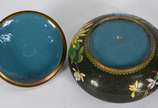 Três peças diversas sendo cachepot dourado, cac... - Três peças diversas sendo cachepot dourado, cachepot  de cloisonné e castical sacro.
