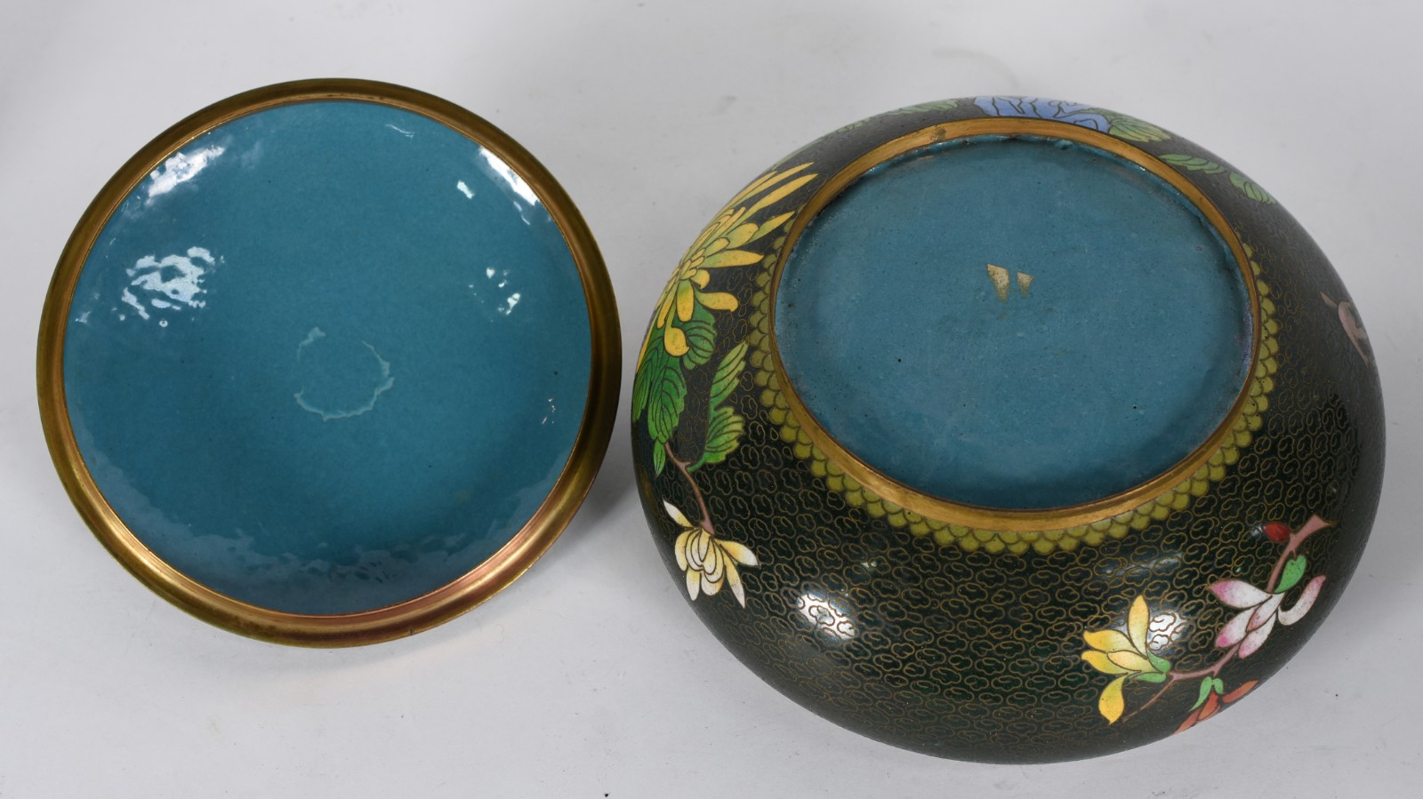 Três peças diversas sendo cachepot dourado, cachepot de cloisonné e... - foto 6 de 6